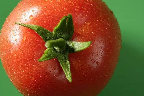 Macro de tomate rojo sobre fondo verde —  Fotos de Stock