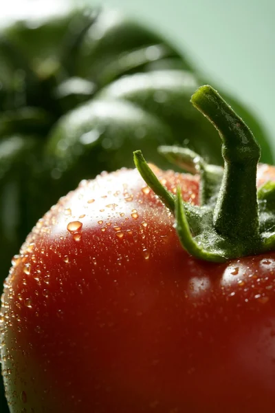2 つの色のトマト、緑と赤の様々 な — ストック写真