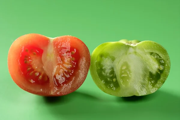 Dvě barevné rajčata, zelené a červené odrůdy — Stock fotografie
