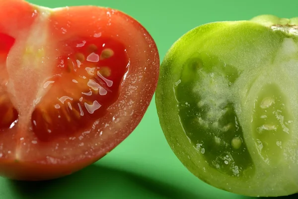 Két színes paradicsom, a zöld és a vörös különféle — Stock Fotó