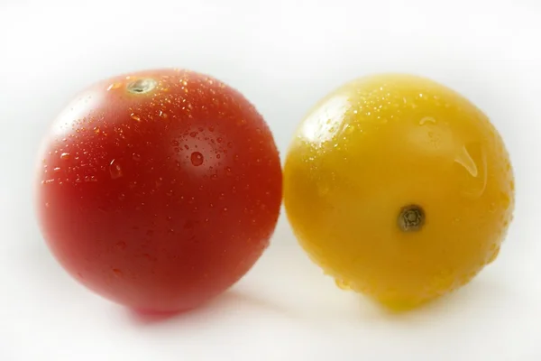 Маленькие разноцветные разноцветные помидоры — стоковое фото
