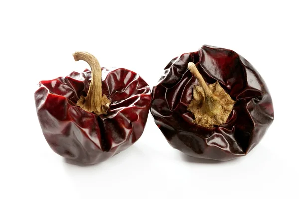 Dva kulaté středomořské sušené tmavě červené papriky — Stock fotografie