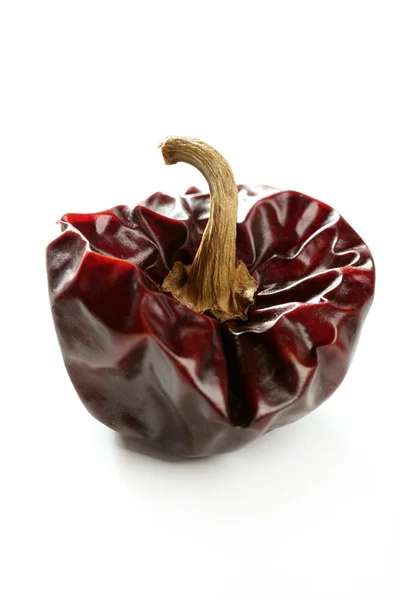 Peperoni rossi scuri secchi rotondi mediterranei — Foto Stock