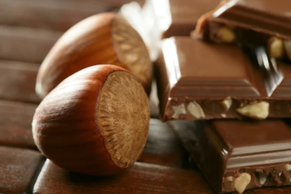 Haselnüsse und Schokolade in brauner Umgebung — Stockfoto