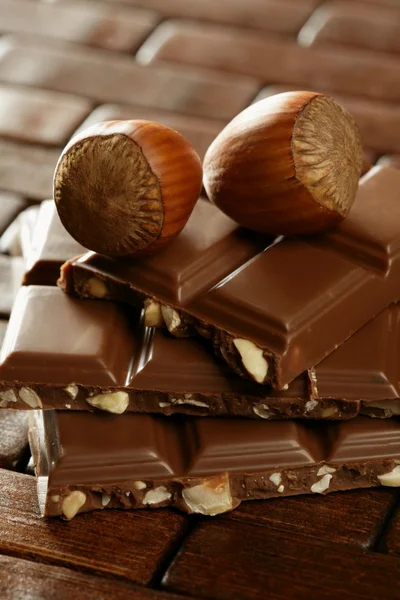 Avellanas y chocolate en ambiente marrón — Foto de Stock