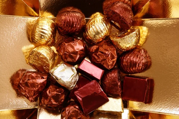 Goldene Schokoladenschachtel, Urlaubsmetapher — Stockfoto