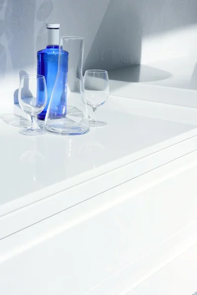 Niebieska butelka wody ze szkła, przezroczysty cień — Zdjęcie stockowe