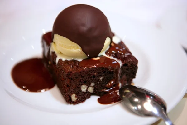 Lezzetli çikolatalı kek ve dondurma — Stok fotoğraf