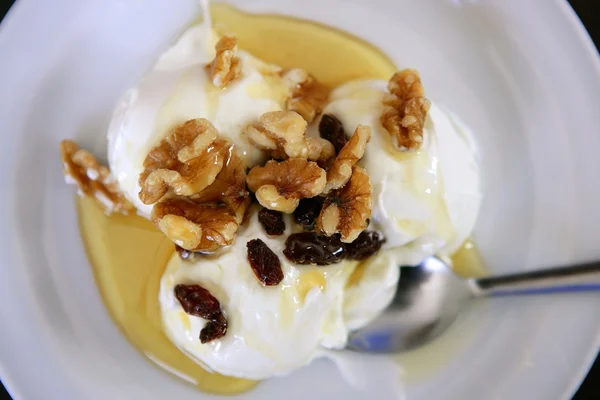 Postre de yogur griego con miel y nueces — Foto de Stock