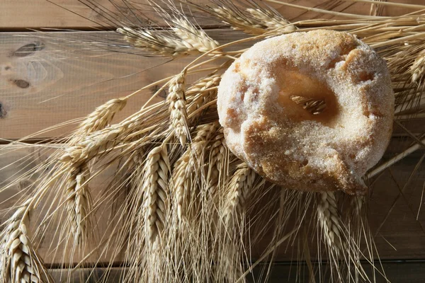 Heerlijke roll bakkerij suiker en tarwe spikes — Stockfoto