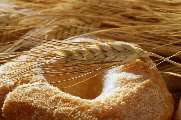 Lezzetli rulo ekmek şeker ve buğday sivri — Stok fotoğraf
