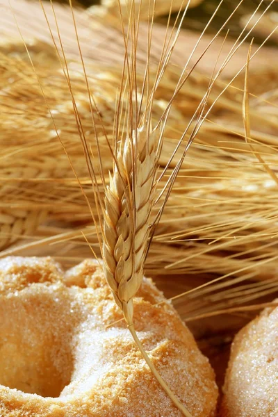 Lezzetli rulo ekmek şeker ve buğday sivri — Stok fotoğraf