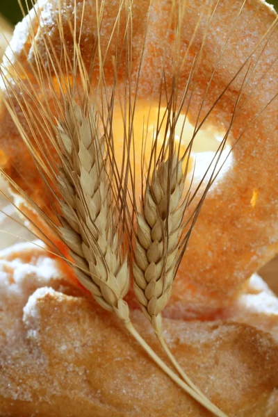 Вкусный сахар в булочной и пшеничные шипы — стоковое фото