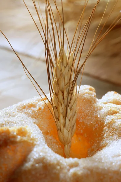 Deliciosa panadería con azúcar y espigas de trigo —  Fotos de Stock