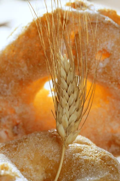 Delicioso rolo padaria açúcar e picos de trigo — Fotografia de Stock