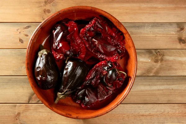 Lilky a papriky pečené v hliněné nádoby — Stock fotografie
