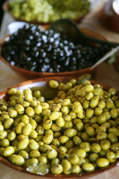 Dettaglio della ciotola delle olive sul mercato — Foto Stock
