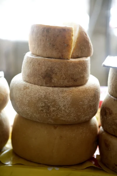 Rodas de queijo francês envelhecido empilhadas — Fotografia de Stock