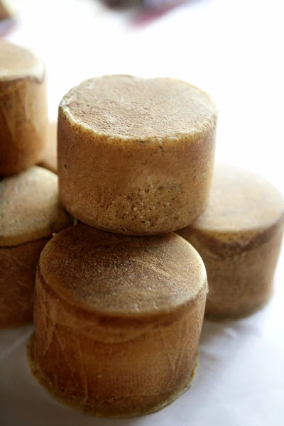 Τροχούς ηλικίας γαλλικού τυριού που στοιβάζονται — Φωτογραφία Αρχείου