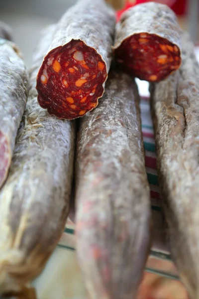 Pepperoni curado en el mercado mediterráneo —  Fotos de Stock