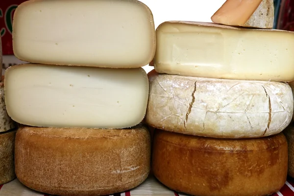 Rodas de queijo francês envelhecido empilhadas — Fotografia de Stock