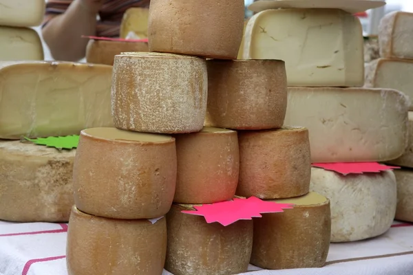 Wieku francuski ser koła ułożone — Zdjęcie stockowe