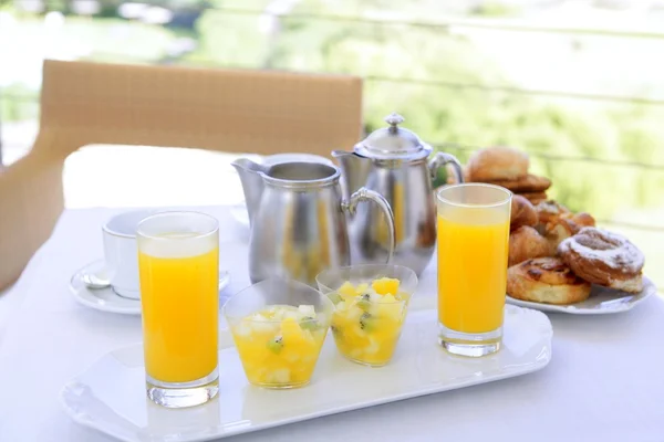 오렌지 주스 커피 녹차 우유와 함께 아침 식사 — 스톡 사진