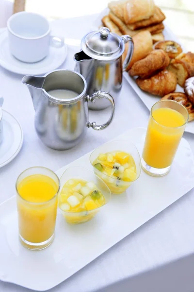 Сніданок з апельсиновим соком кава чайне молоко — стокове фото