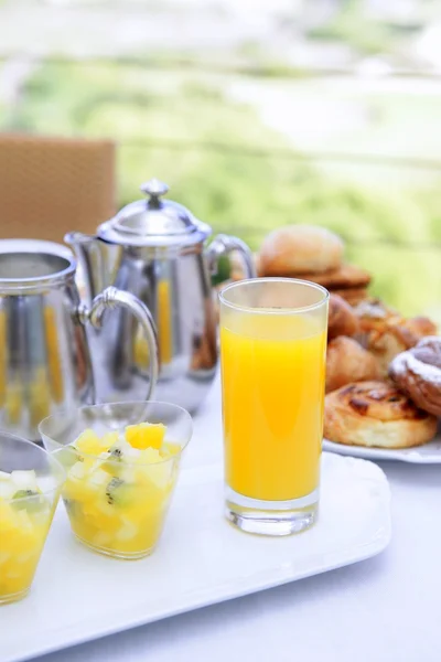 Сніданок з апельсиновим соком кава чайне молоко — стокове фото