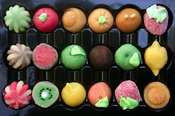 Barevný marcipán cukroví s tvary ovoce — Stock fotografie