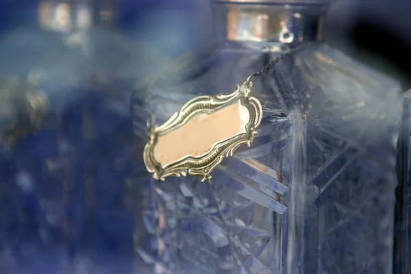 Botella de licor de vidrio con espacio de copia de metal — Foto de Stock