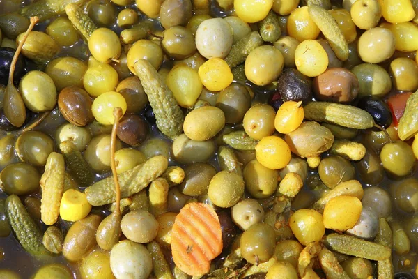 Разноцветная текстура оливок на рынке — стоковое фото