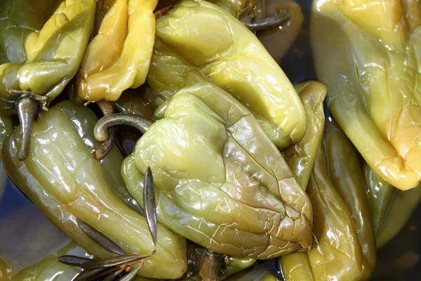 Уксусный уксус зеленый перец на рынке — стоковое фото