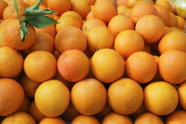 瓦伦西亚橙子堆放在市场上 — 图库照片