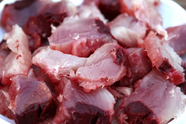 Carne di pesce tonno tagliata a pezzi di albicocca — Foto Stock