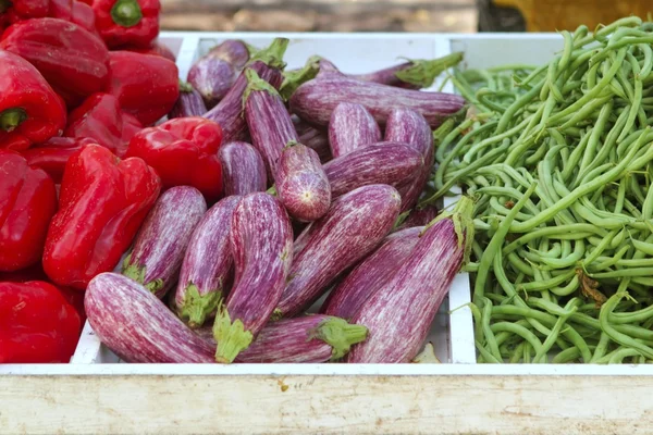 Aubergine röd paprika bönor på marknaden store茄子红辣椒青豆市场存储上 — Stockfoto