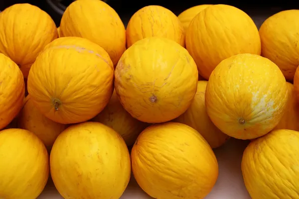 Canarische gele meloen indorus melo markt gestapeld — Stockfoto