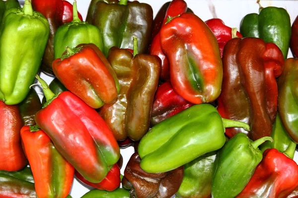 Zelená červená paprika čerstvým ovocem a syrové zeleniny — Stock fotografie