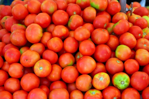 Röd tomat högen på marknaden för grönsaker — Stockfoto