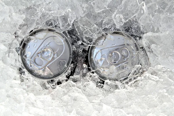 Dva nápoje mohou ledový ponořené v mrazu ledu — Stock fotografie