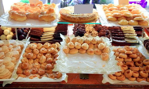 Пирожные в типичной для Испании пекарне — стоковое фото