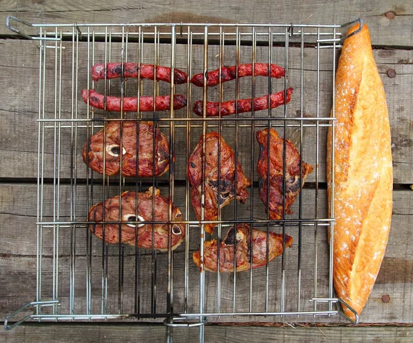 Μπάρμπεκιου λουκάνικα αρνί κρέας σχάρα ψωμί — Φωτογραφία Αρχείου