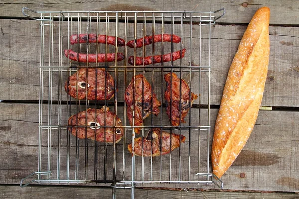 Grilované klobásky jehněčí maso gril chléb — Stock fotografie