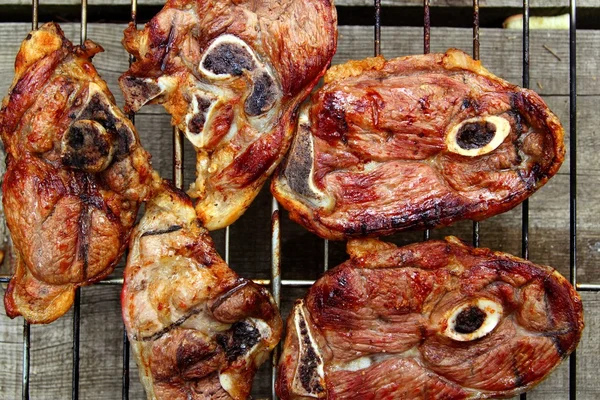 Mięso jagnięce grilla na drewnianym stole — Zdjęcie stockowe