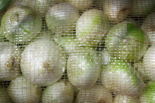 Yatakta piyasa net görünümünden soğan — Stok fotoğraf