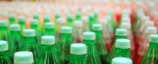 Frasco de plástico colorido da bebida do suco na fábrica — Fotografia de Stock