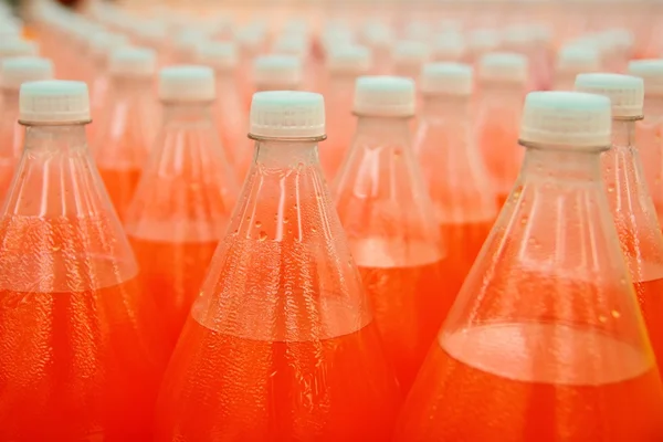 Orange juice dryck plastflaska i fabrik — Stockfoto
