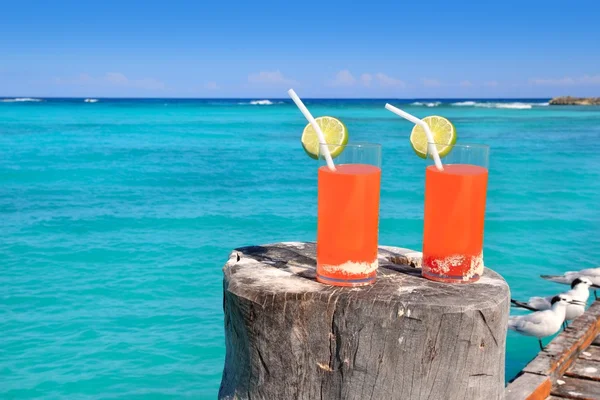 Cocktail laranja de praia no mar azul-turquesa caribenho — Fotografia de Stock
