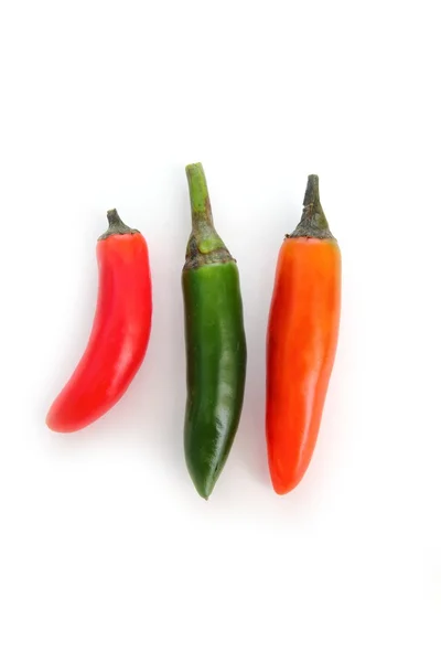 Beyaz yeşil kırmızı turuncu izole kırmızı biber serrano — Stok fotoğraf