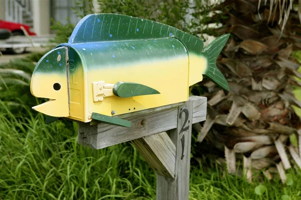 Забавный почтовый ящик с рыбной формой — стоковое фото